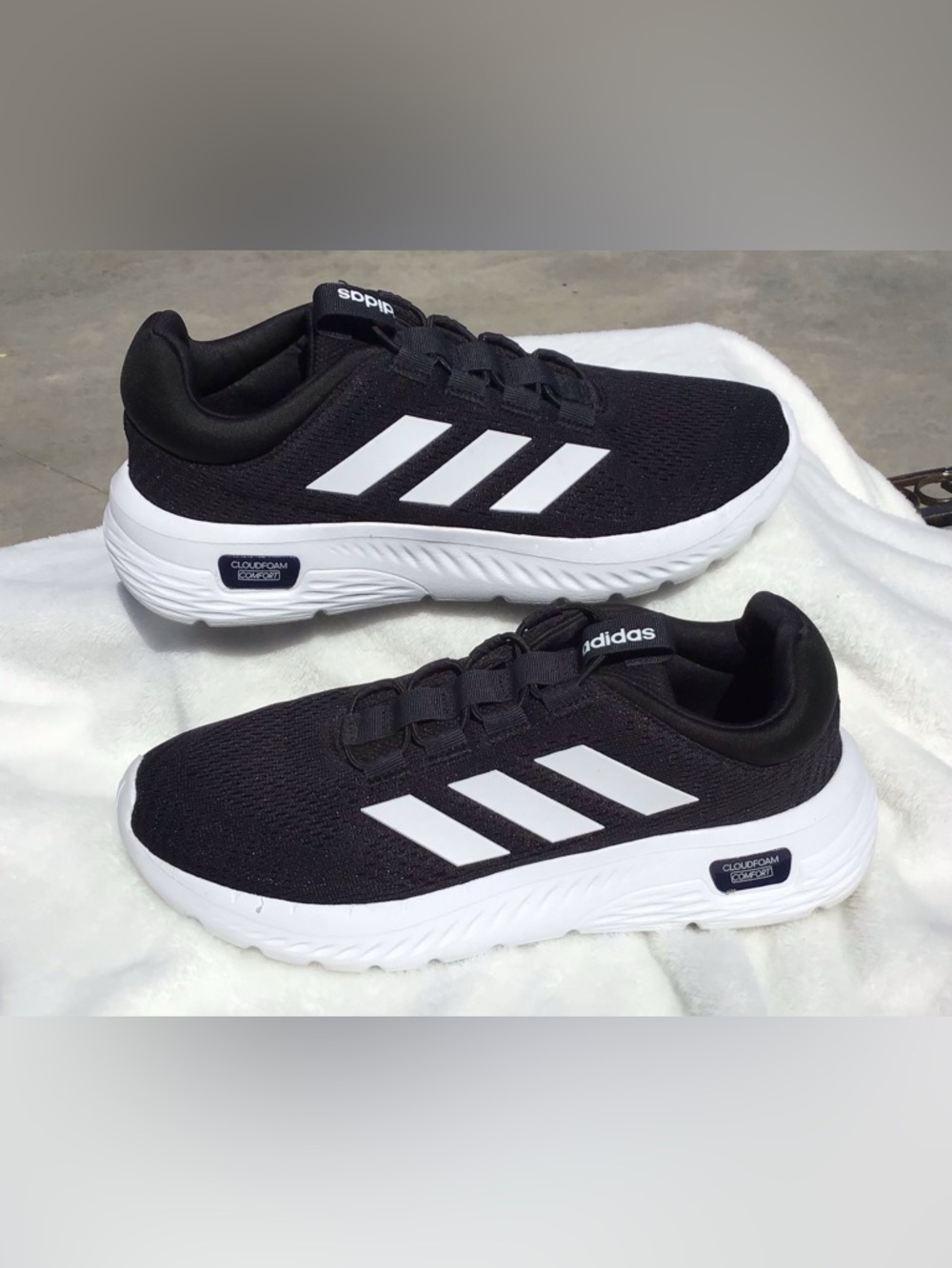 ADIDAS Men’s Cloudfoam Comfy Black and White Lightweight Athletic Sneakers